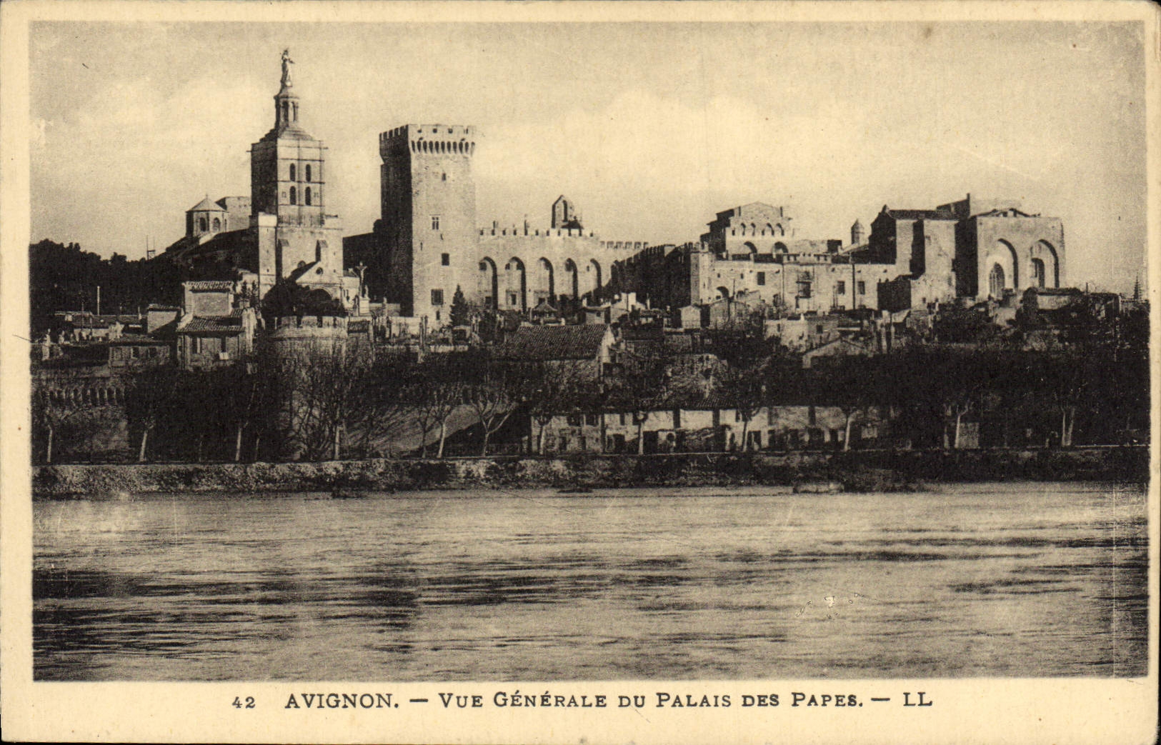 CPA Avignon Vue generale du Palais des Papes 
