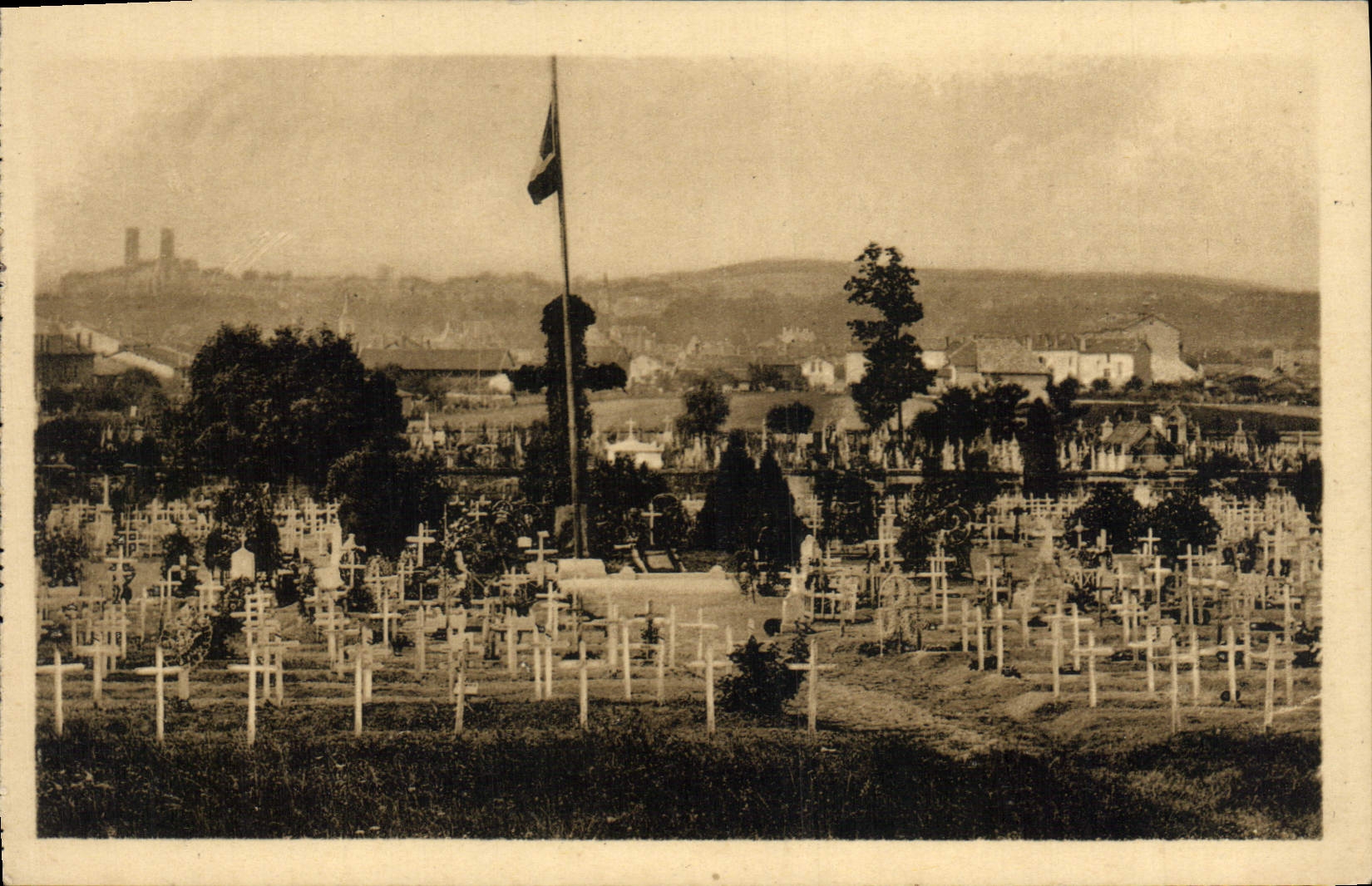 CPA Verdun Cimetiere Militaire du Faubourg Pave le plus important de la Region 