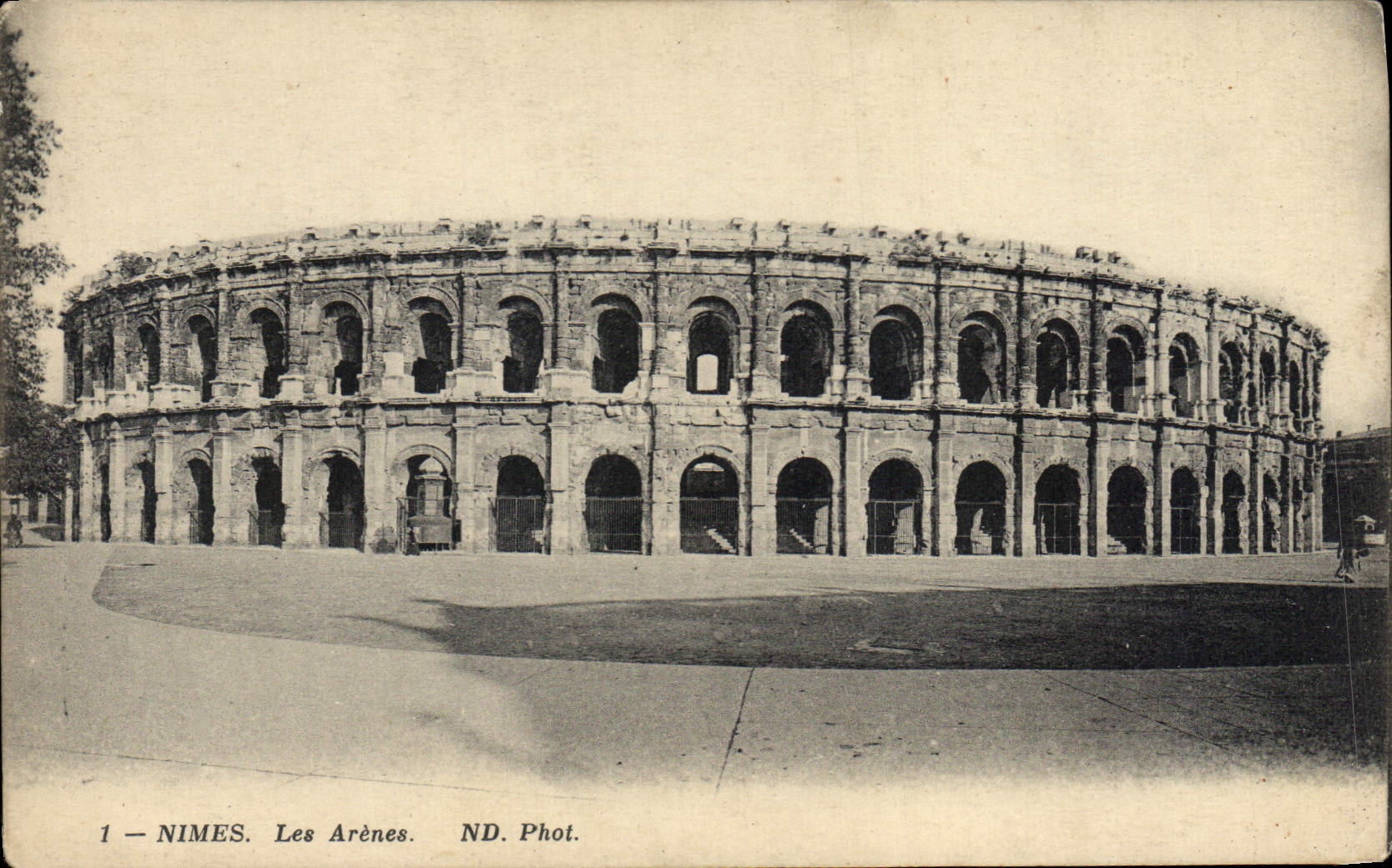Nîmes — Les Arènes — ND. Phot.