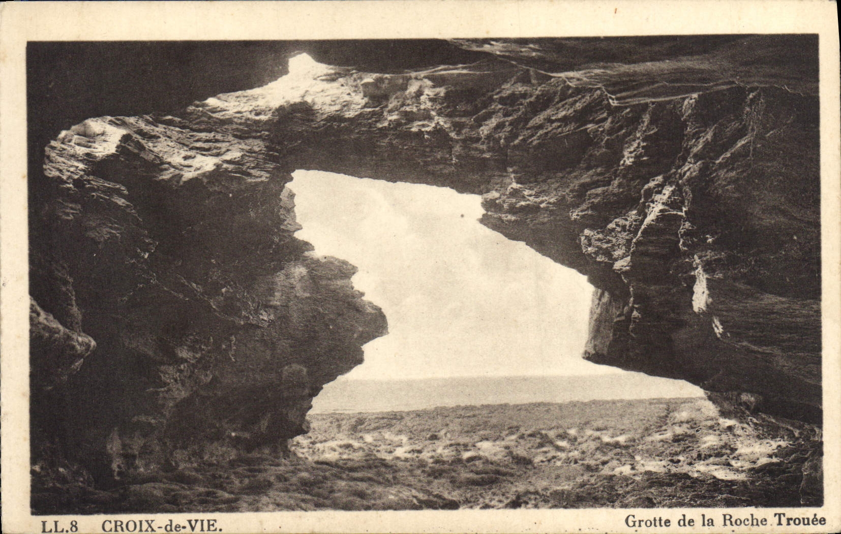 Grotte de la Roche Trouée — Croix-de-Vie — LL.8