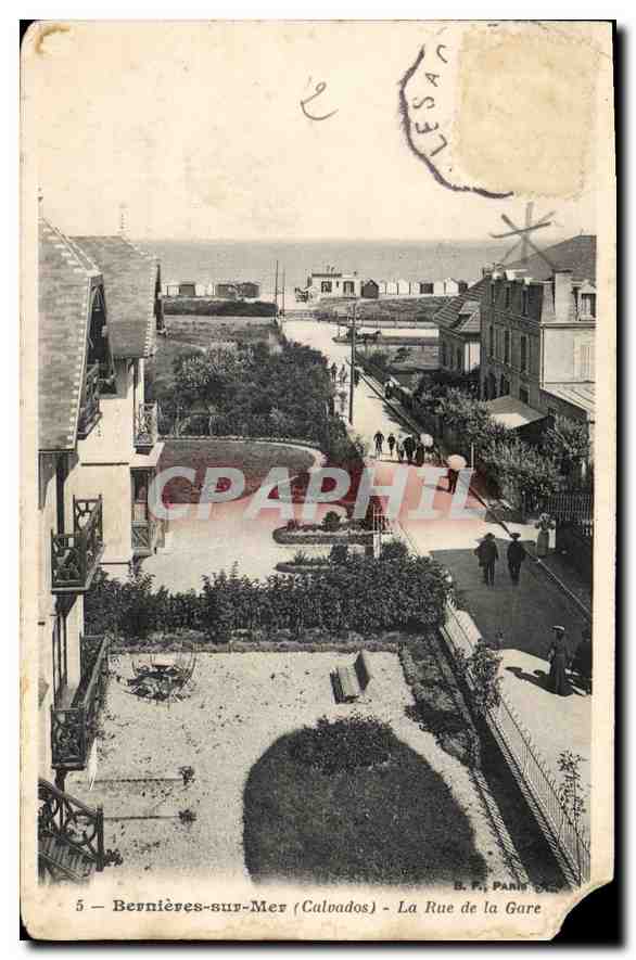CPA Bernieres sur Mer Calvados La Rue de la Gare 