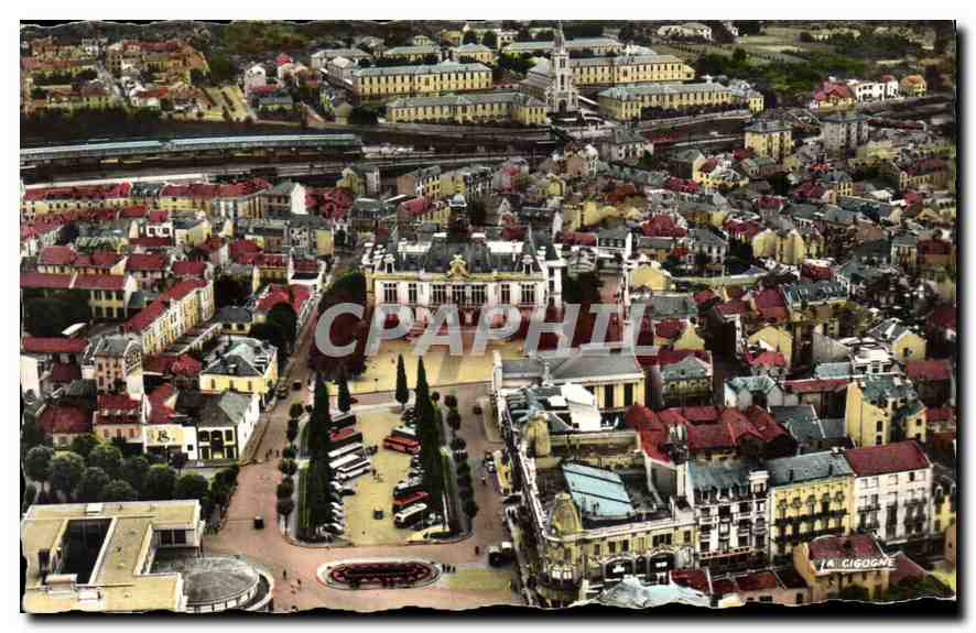 CPA Vichy Reine des Villes d'Eaux Vue aerienne sur l'Esplanade de l'Hotel de Ville 