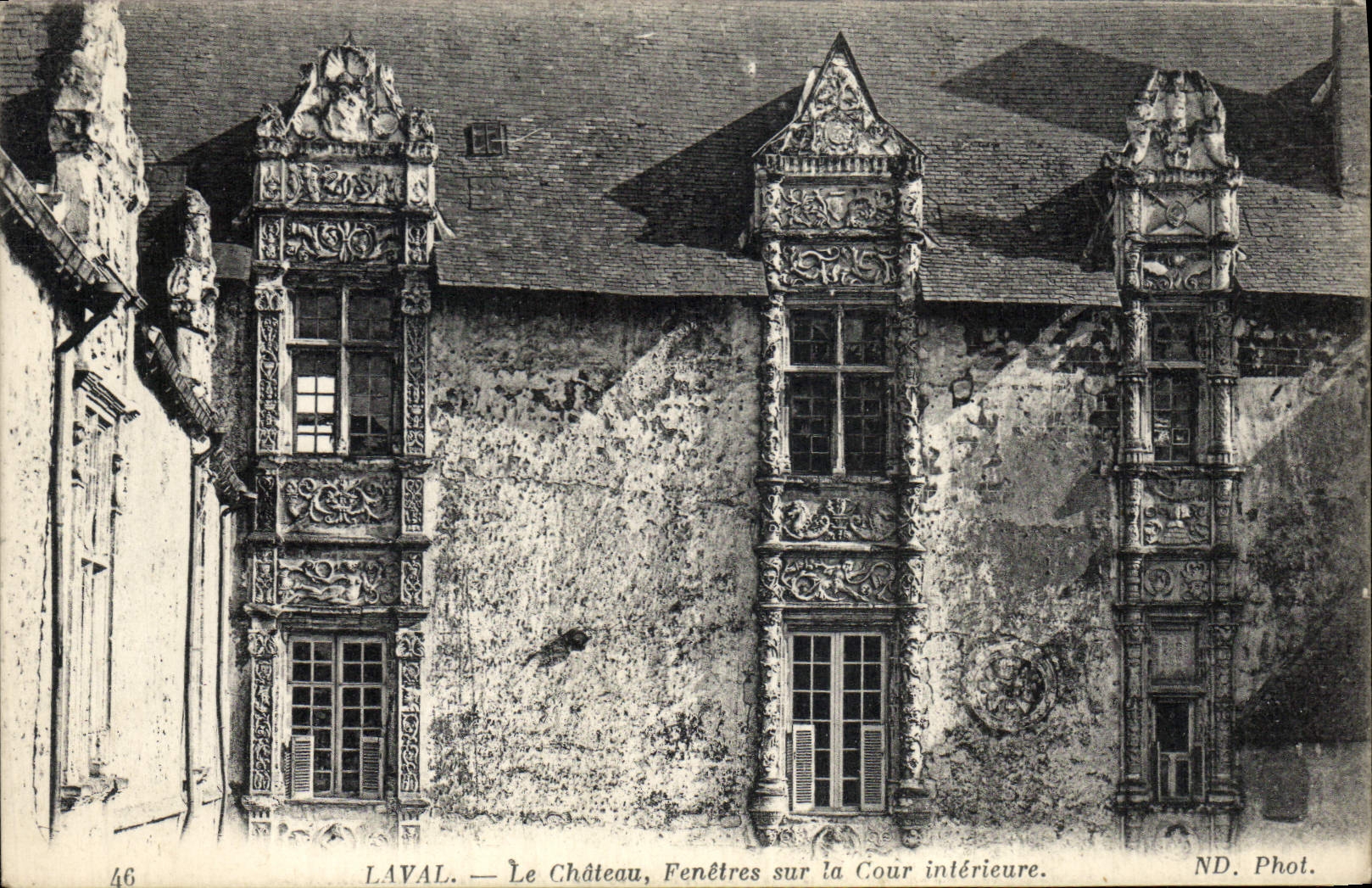 CPA Laval Le Chateau Fenetres sur la Cour interieure 