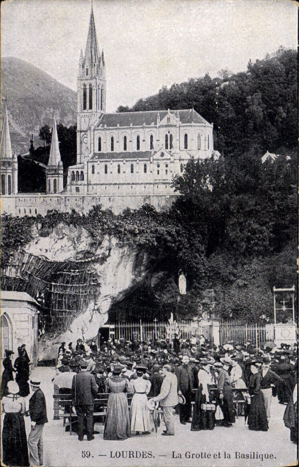 CPA Lourdes La Grotte et la Basilique 