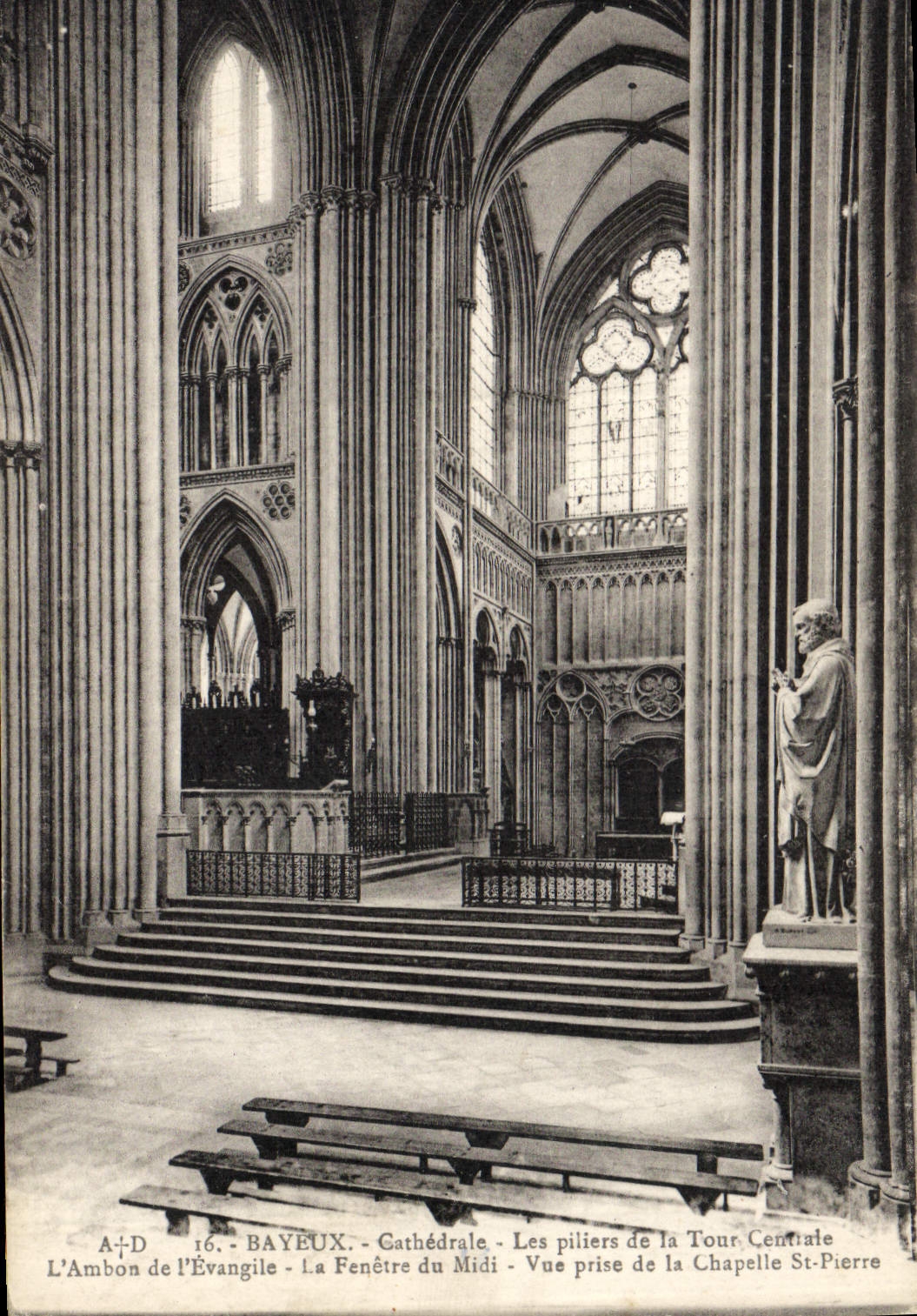 Bayeux - Cathédrale - Les piliers de la Tour Centrale - Vue prise de la Chapelle St-Pierre