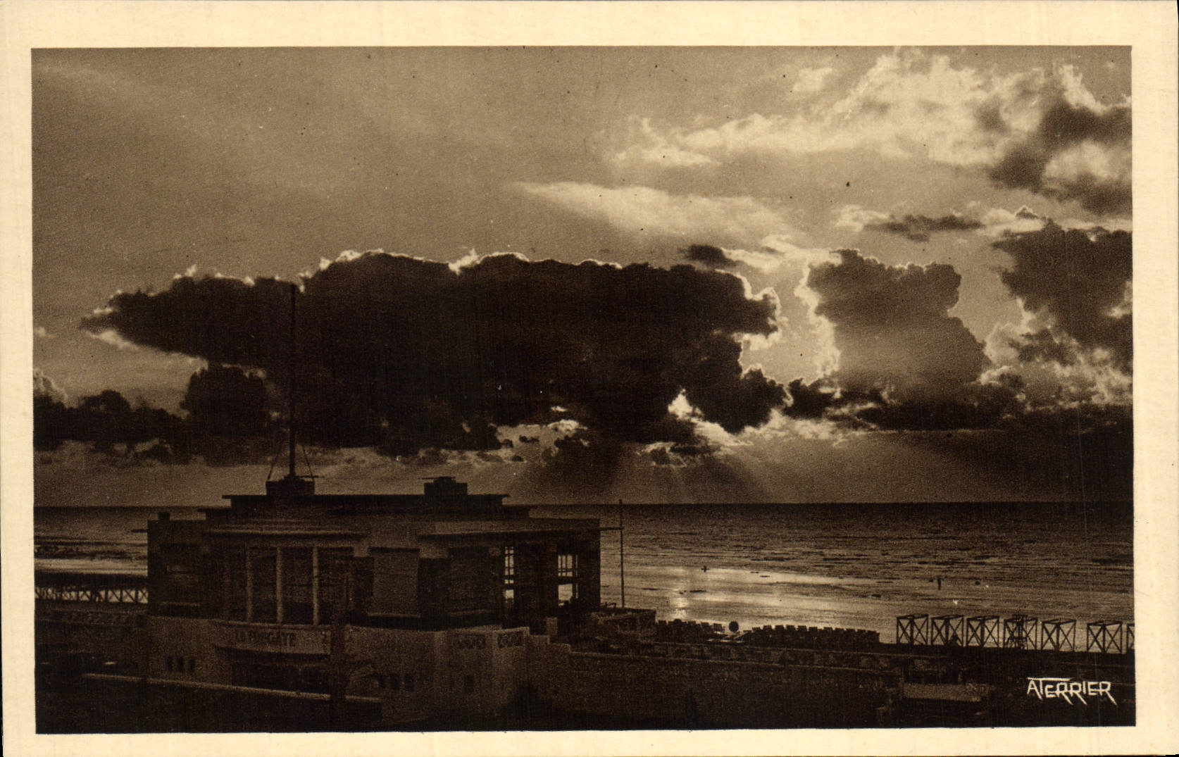 CPA Le Treport coucher de soleil sur la plage 