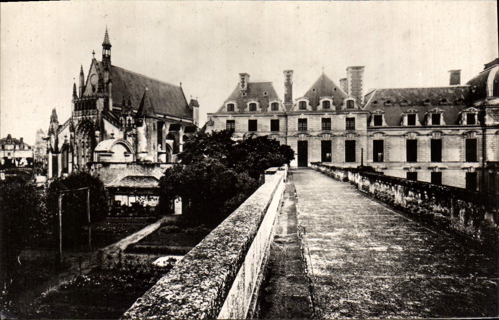 Thouars — Château élevé par Marie de la Trémouille en 1635 — Éditions Artistiques Raymond Bergevin