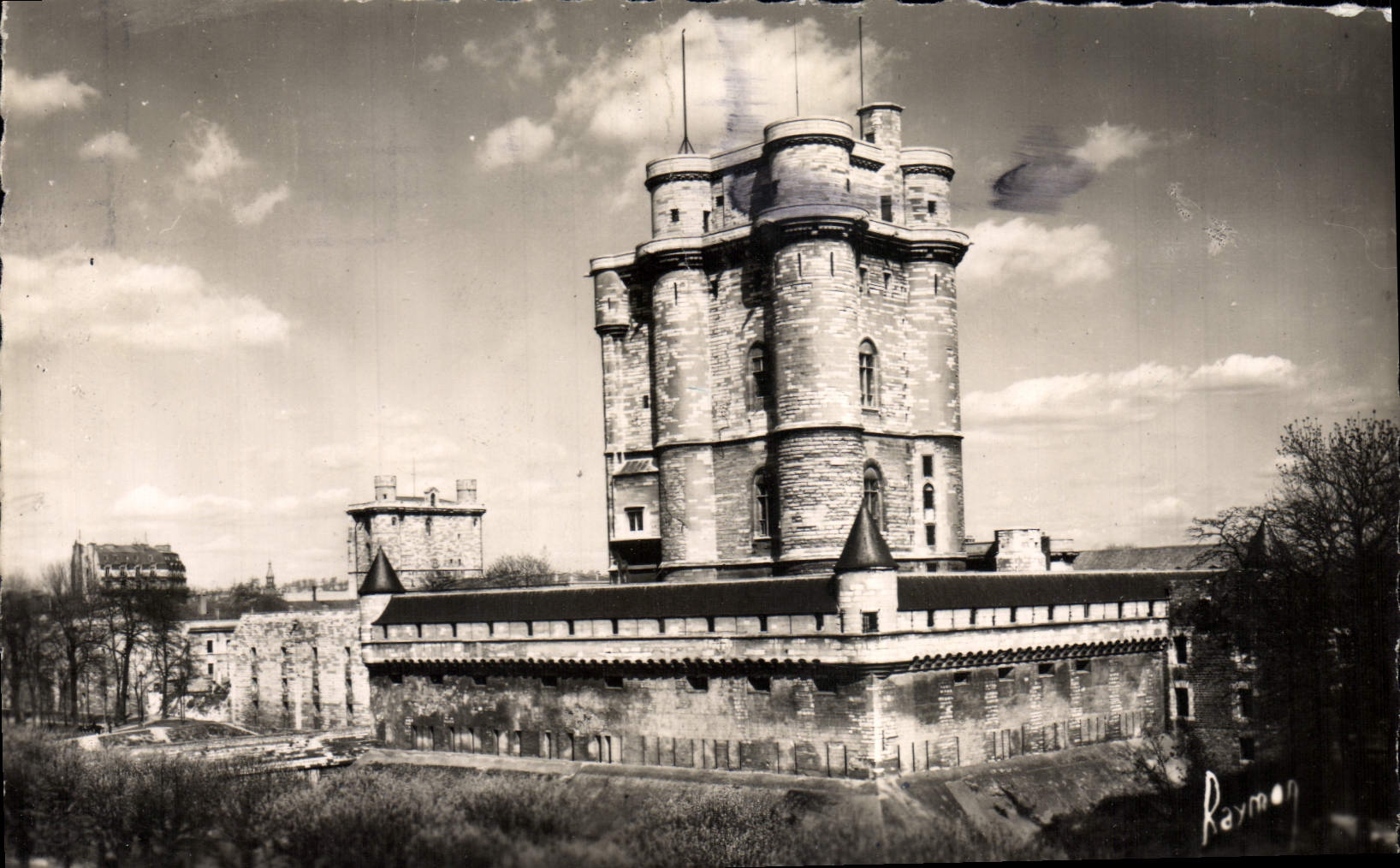 CPM Le Chateau de Vincennes le Donjon et la Tour d'Honneur 