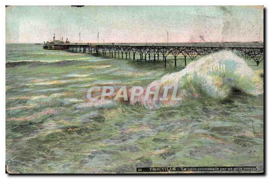 CPA Trouville la jetes promenade par gros temps 