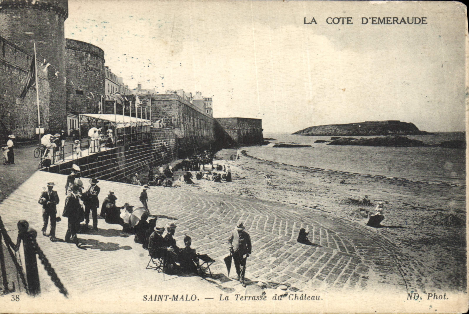 Saint-Malo — La Terrasse du Château — La Côte d'Émeraude — ND. Phot.