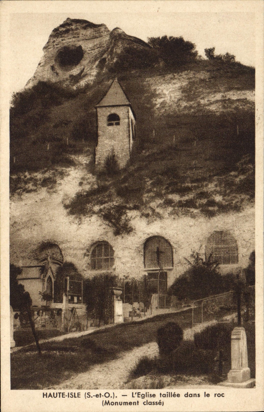 CPA Haute isle l'Eglise taillee dans le roc Monument classe 