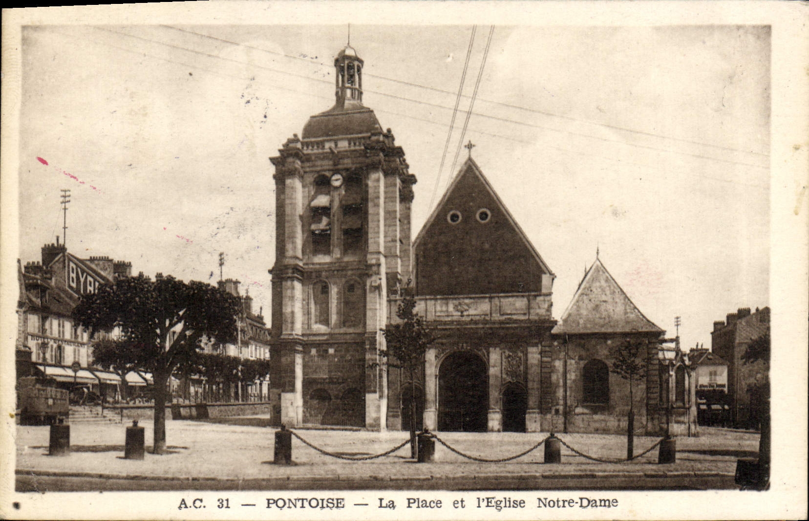CPA Pontoise la place et l'Eglise Notre Dame 