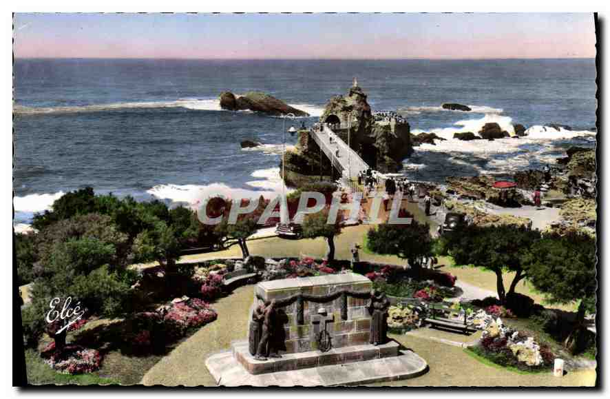 CPA Biarritz Basses Pyrenees le Monument aux Morts et le Rocher de la Vierge 