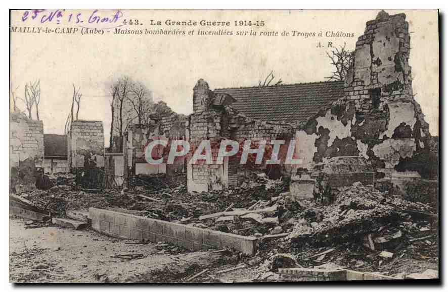 CPA Militaria la grande guerre 1914 15 Mailly le camp Aube maisons bombardees et incendiees sur la r