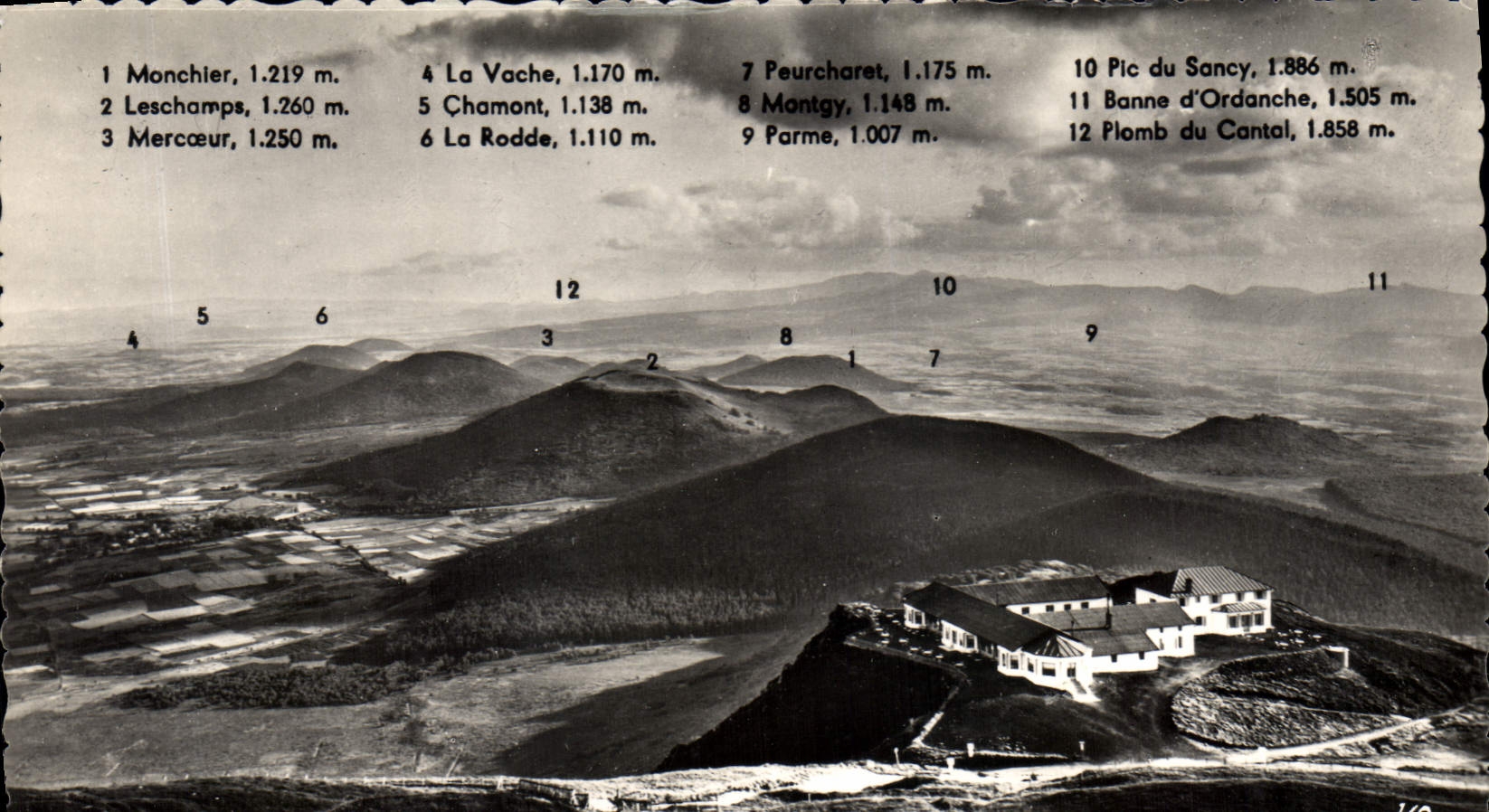 Vue panoramique du Puy-de-Dôme — chaîne des Puys Sud et massifs du Mont-Dore — Hôtel du Sommet du Puy-de-Dôme