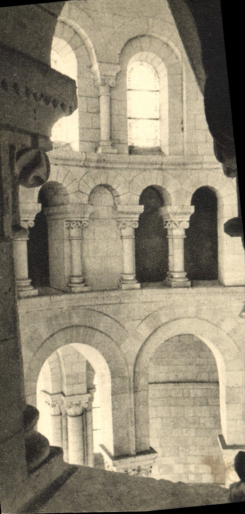 L'Église abbatiale - Le Triforium — Fontgombault, édition de l'Abbaye