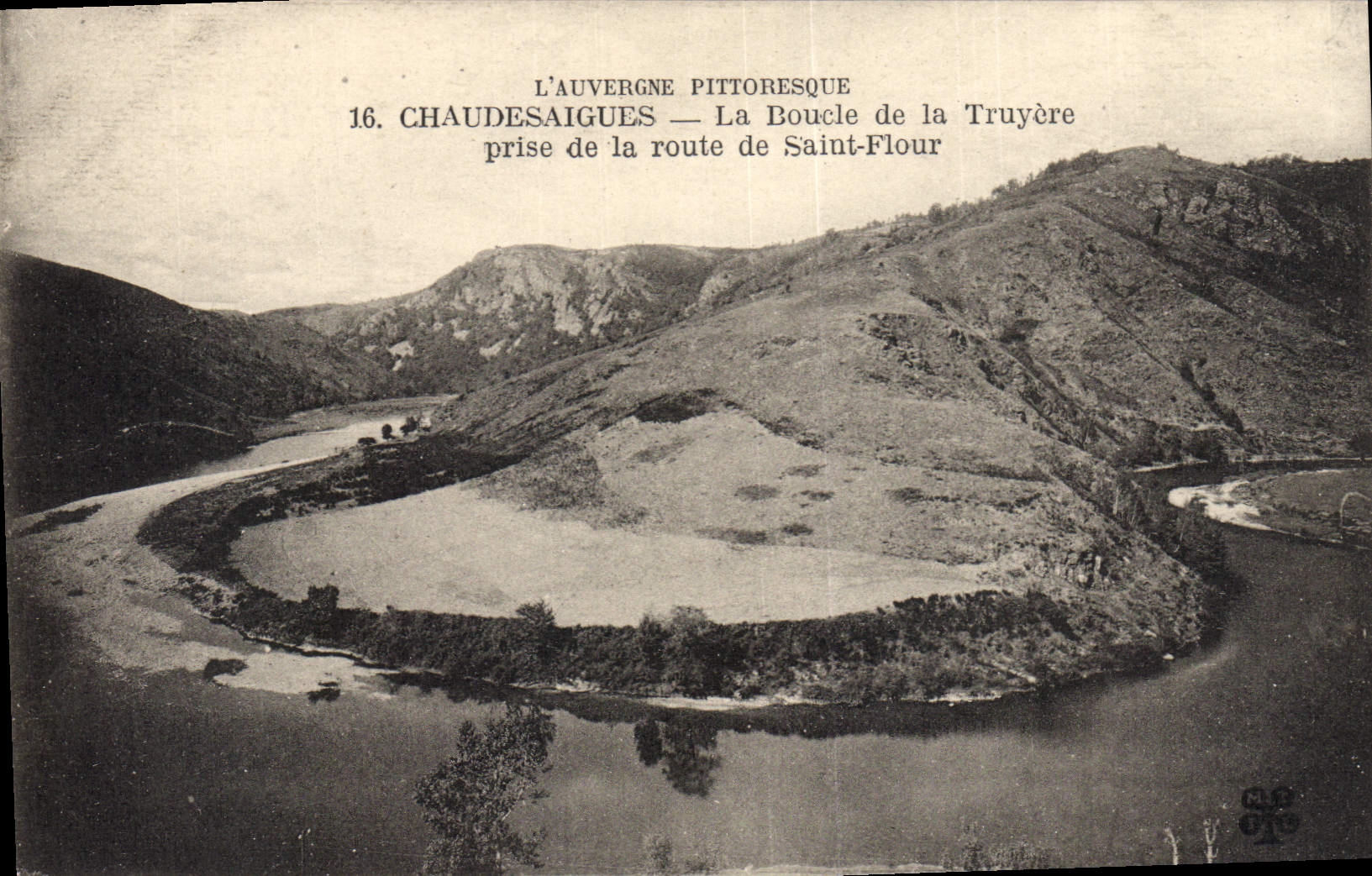 CPA L'Auvergne Pittoresque Chaudesaigues la Boucle de la Truyere prise de la route de Saint Flour 