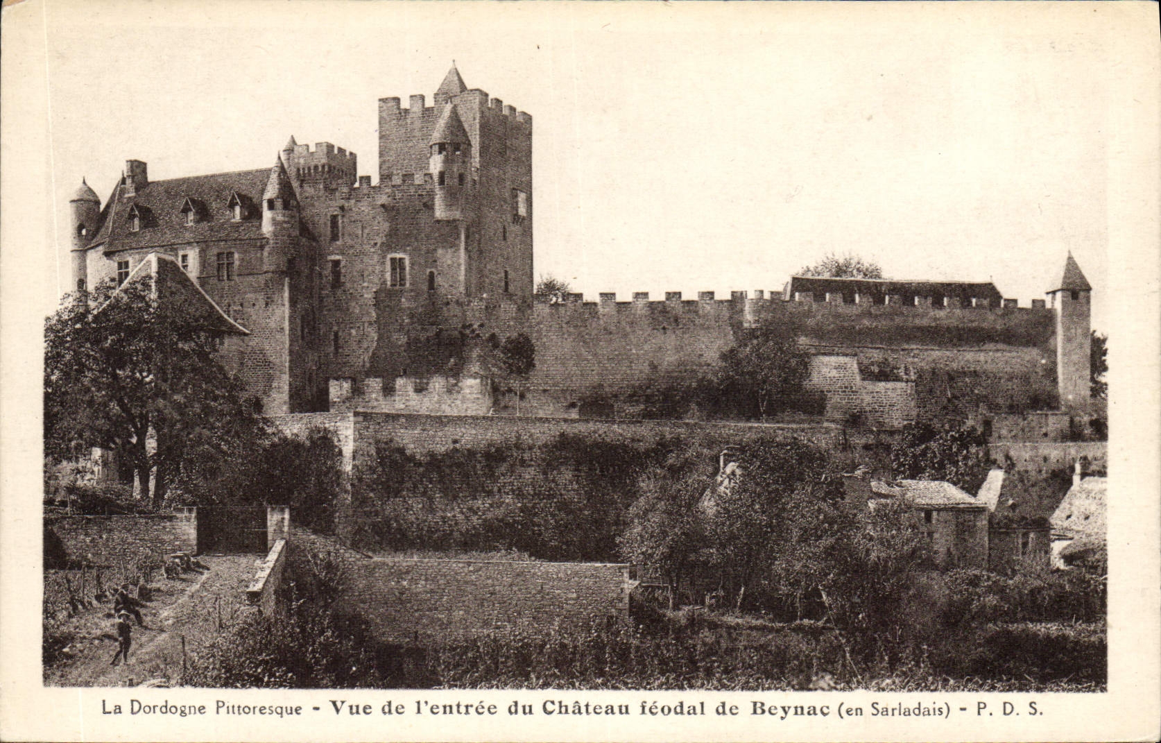 Beynac - Vue de l'entrée du Château féodal de Beynac (en Sarladais) — P. D. S.