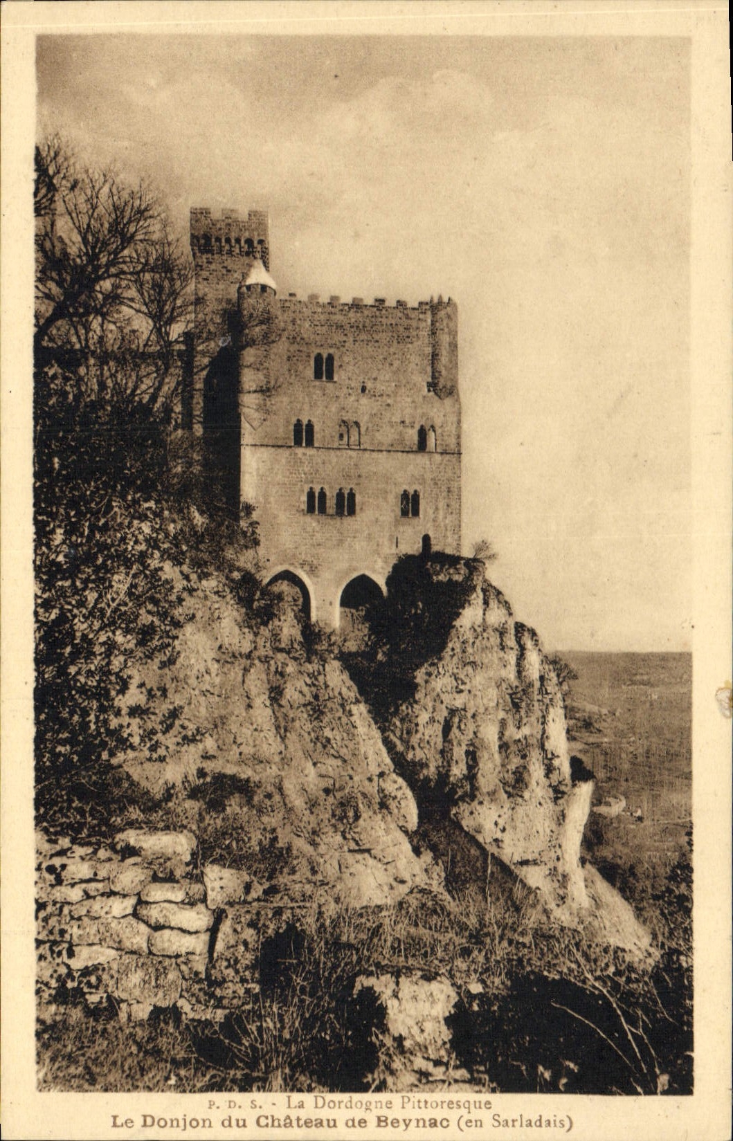 Le Donjon du Château de Beynac (en Sarladais) — La Dordogne Pittoresque — Phot. P. Daurex à Sarlat