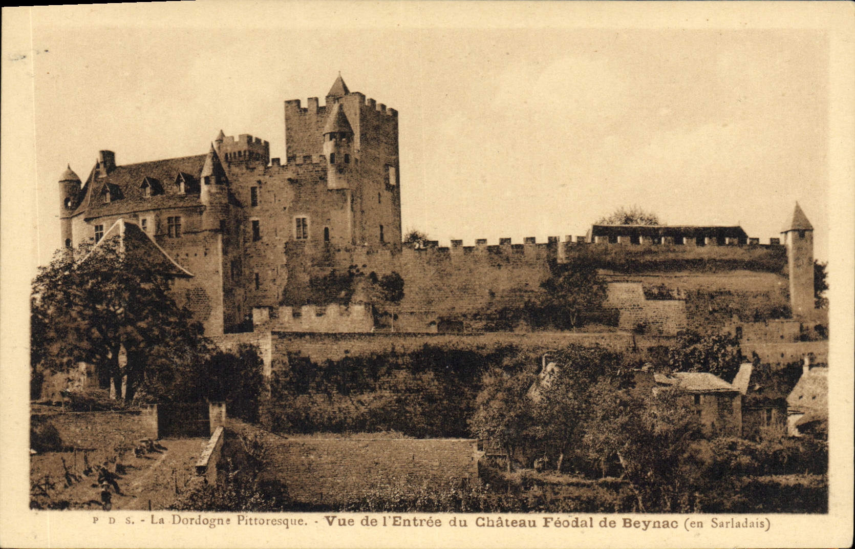 Beynac - Vue de l'Entrée du Château Féodal (en Sarladais) — P.D.S. La Dordogne Pittoresque
