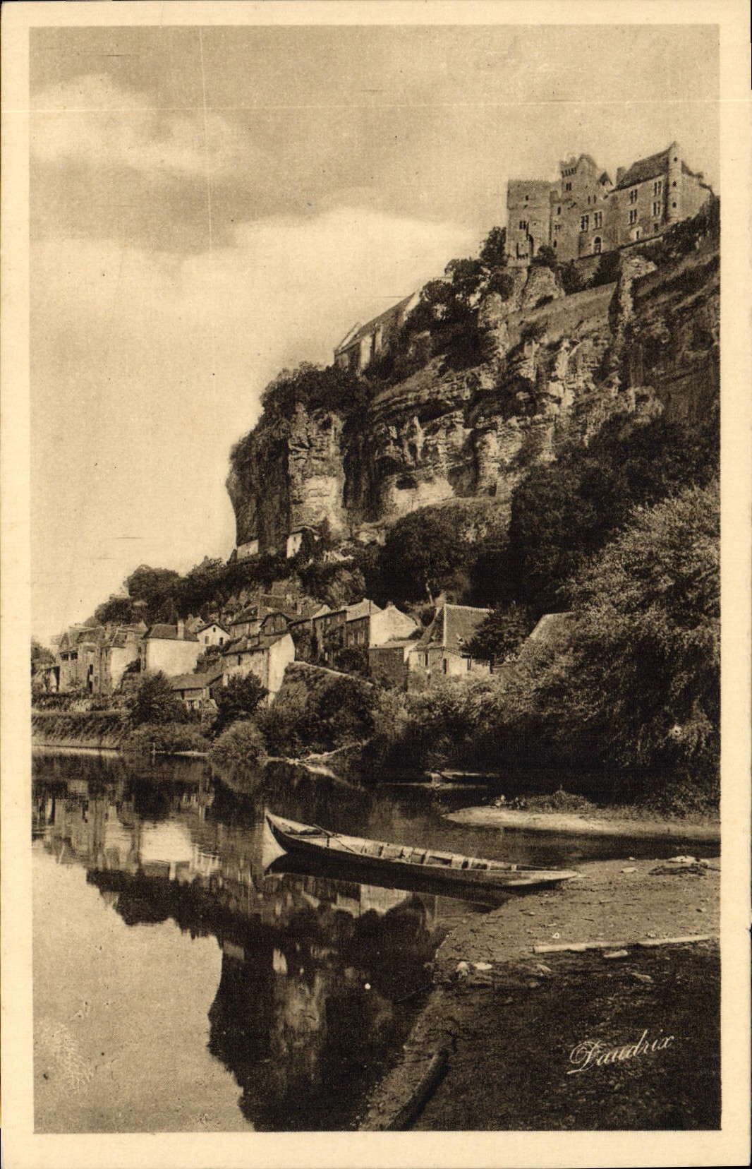 Château féodal de Beynac — Sarladais — Phot. P. Daubrée, Laze