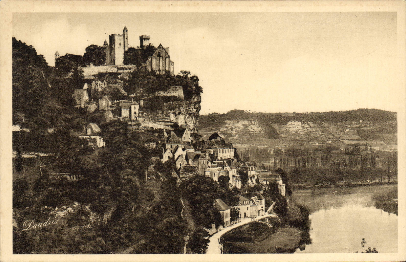 Château féodal de Beynac — en Dordogne — Phot. P. Daubrey & Cie