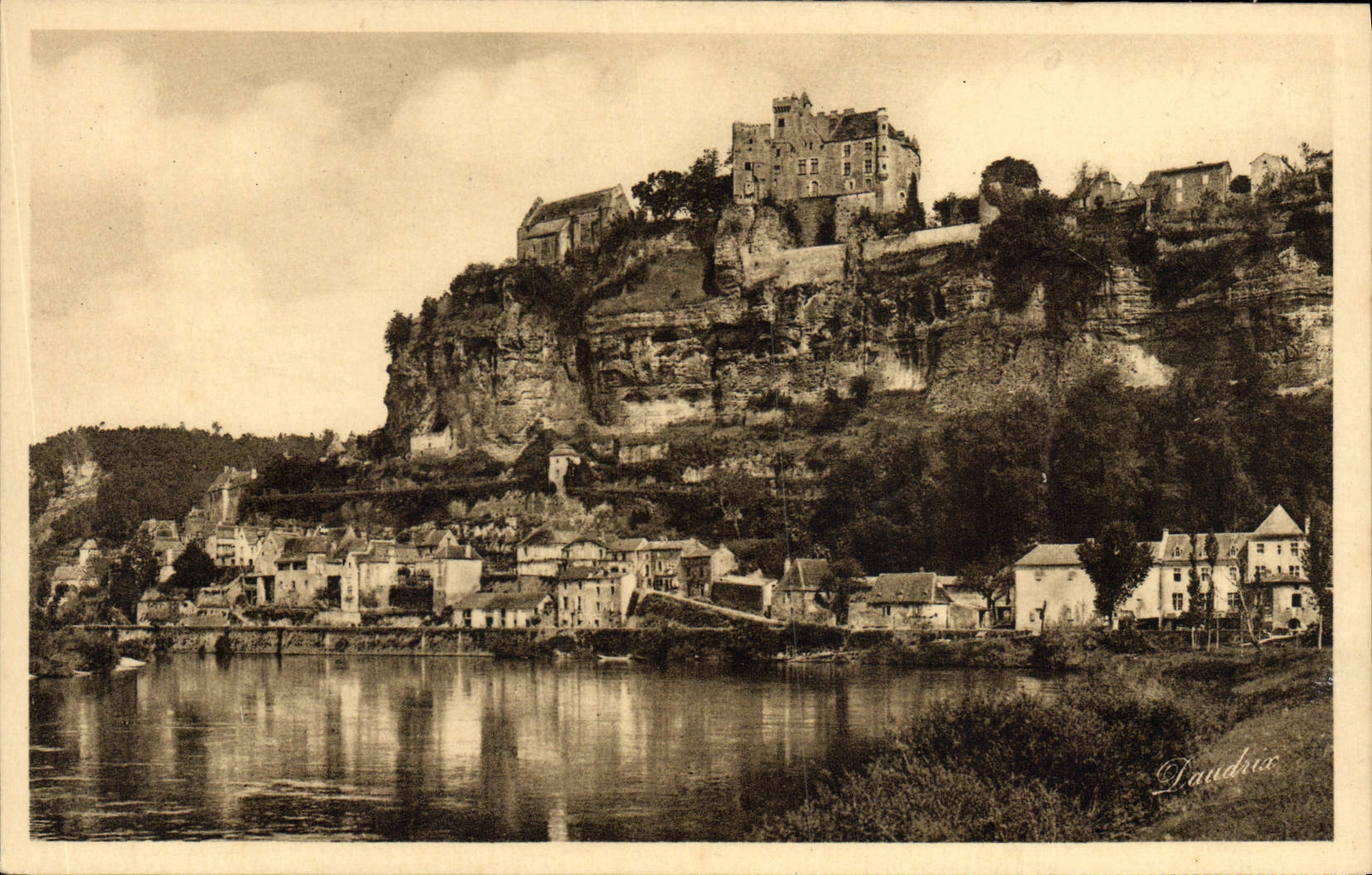 Château féodal de Beynac et village — La Dordogne pittoresque — Phot. P. Daudrix