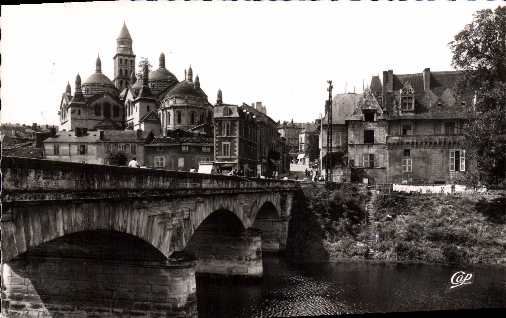 Périgueux — Les Bords de l'Isle et la Cathédrale Saint-Front — Éditeur Cap