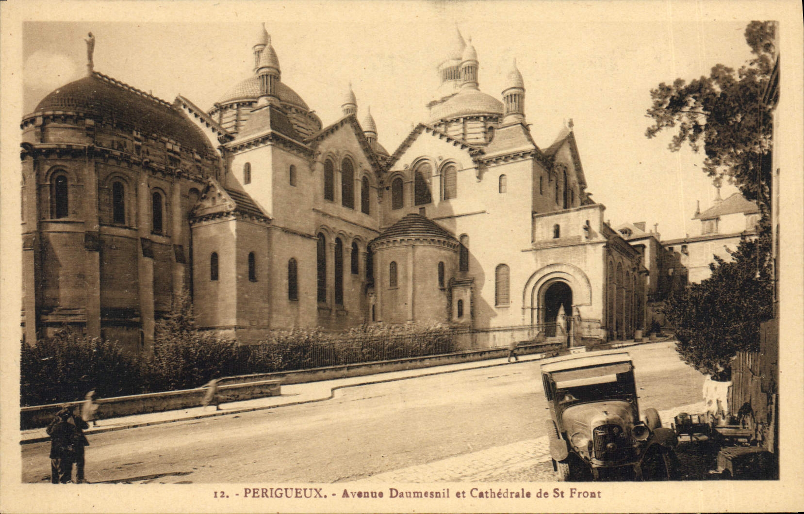 Périgueux - Avenue Daumesnil et Cathédrale de St Front