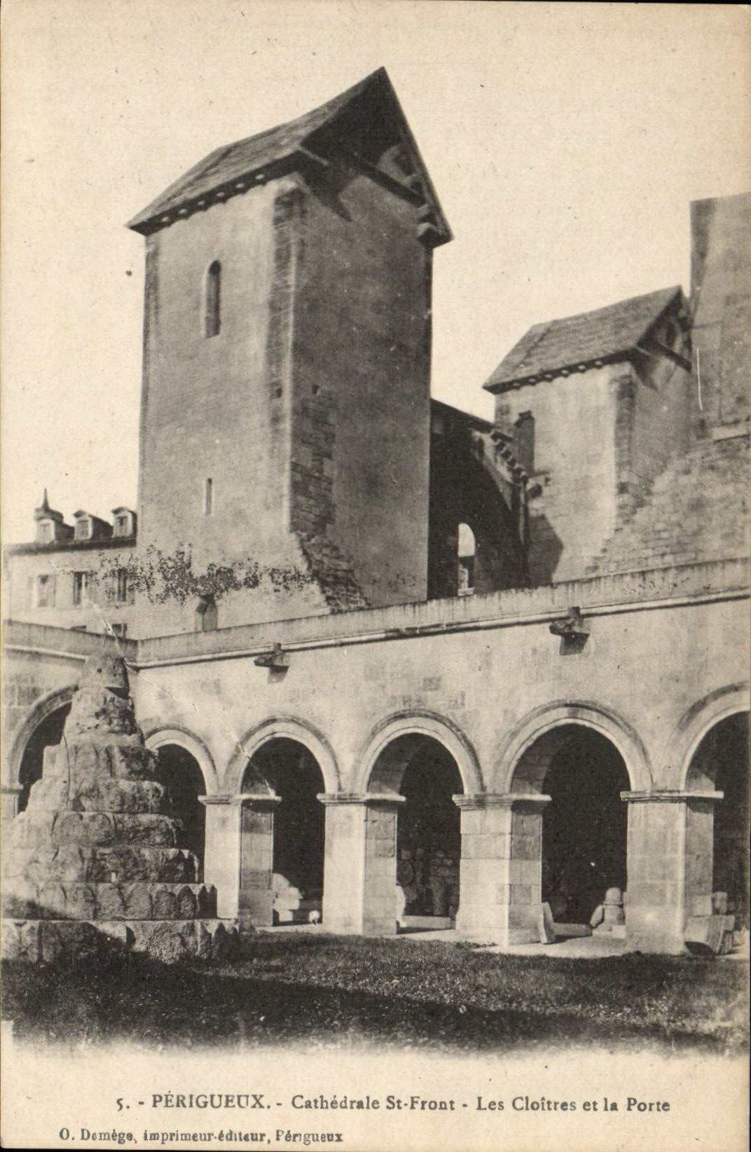 CPA Perigueux Cathedrale Saint Front Les Cloitres et la Porte 