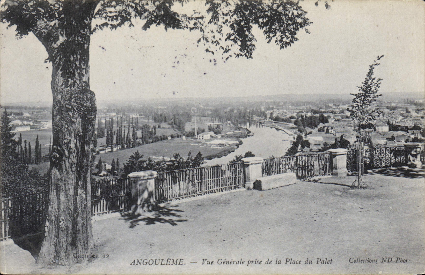 Angoulême — Vue Générale prise de la Place du Palet — Collections ND Phot