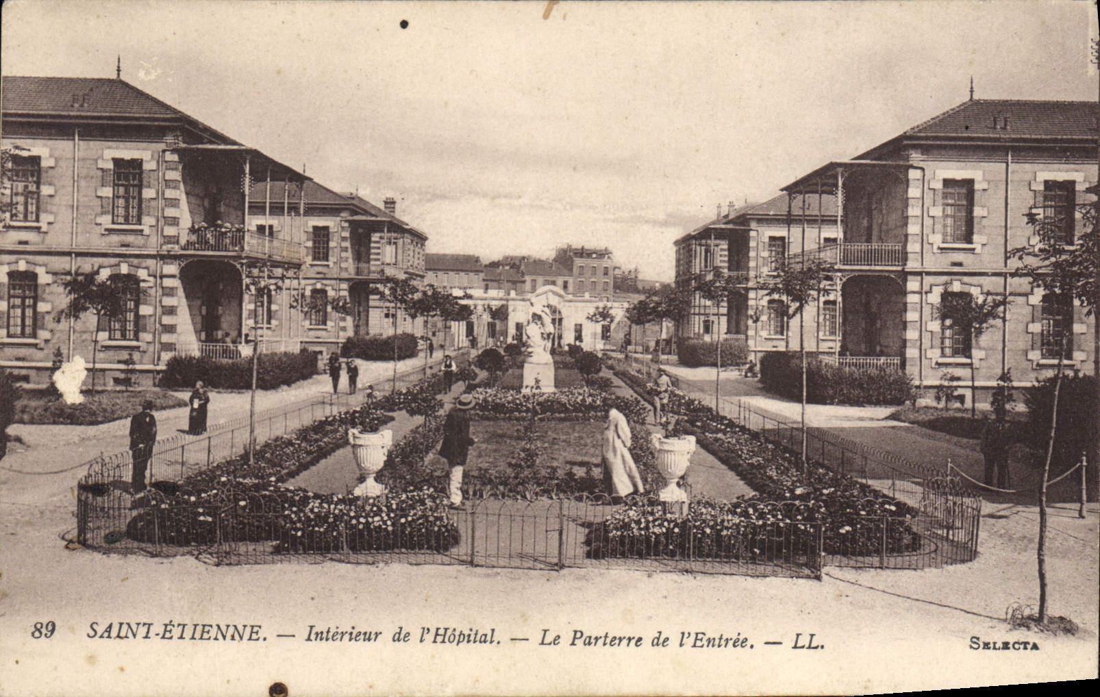 Saint-Étienne — Intérieur de l'Hôpital — Le Parterre de l'Entrée — LL. — Selecta