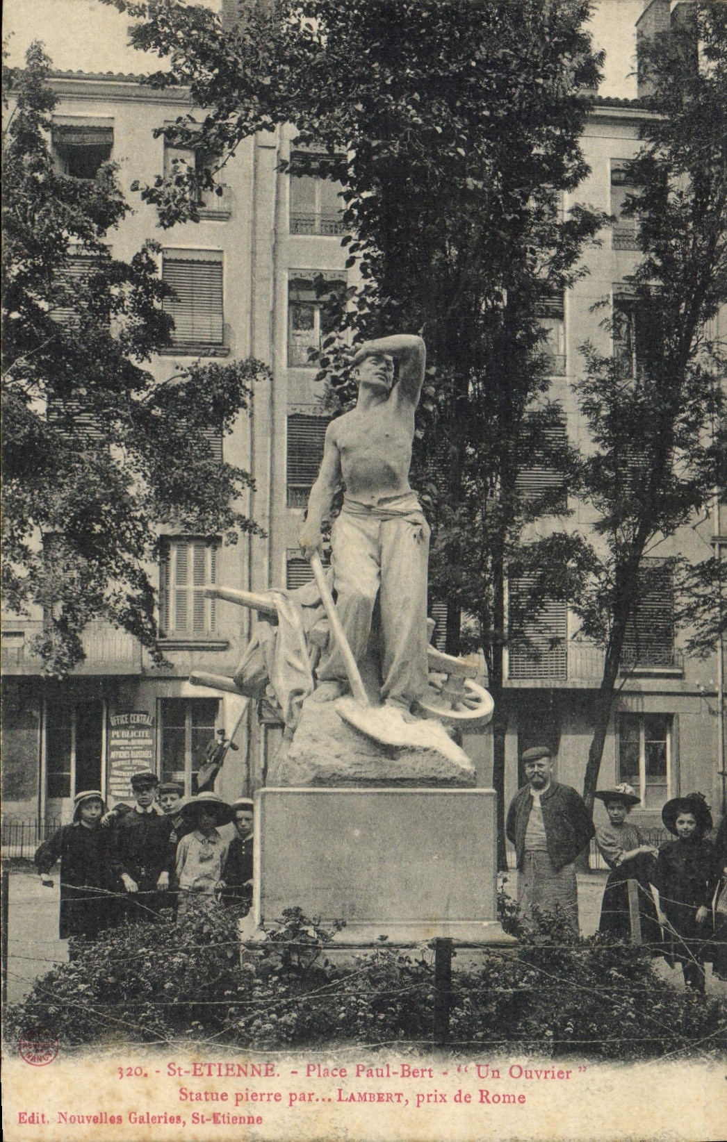 CPA St Etienne Place Paul Bert Un ouvrier Enfants