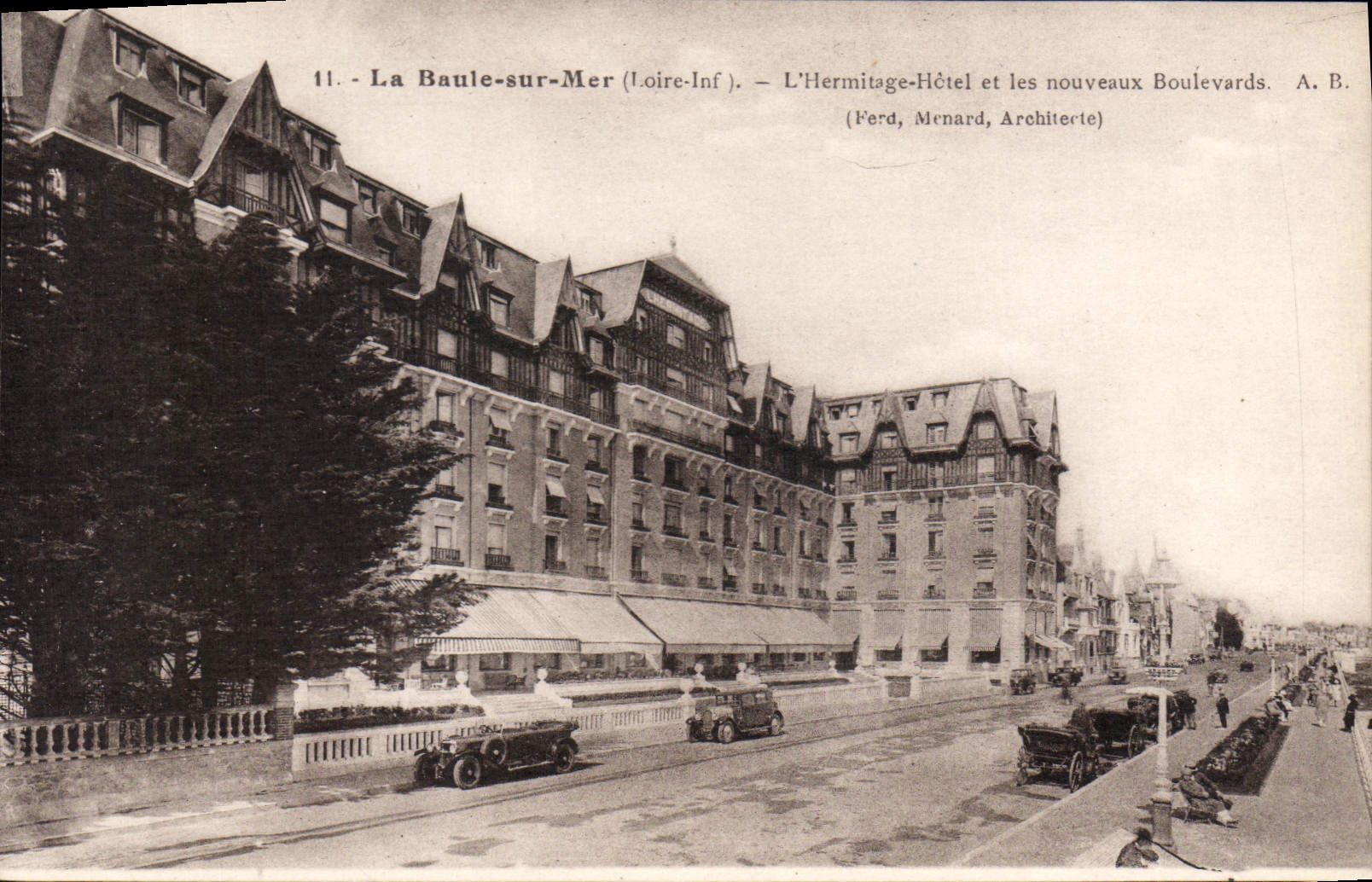 CPA La Baule sur Mer Loire Inf L'Hermitage Hotel et les nouveaux Boulevards 