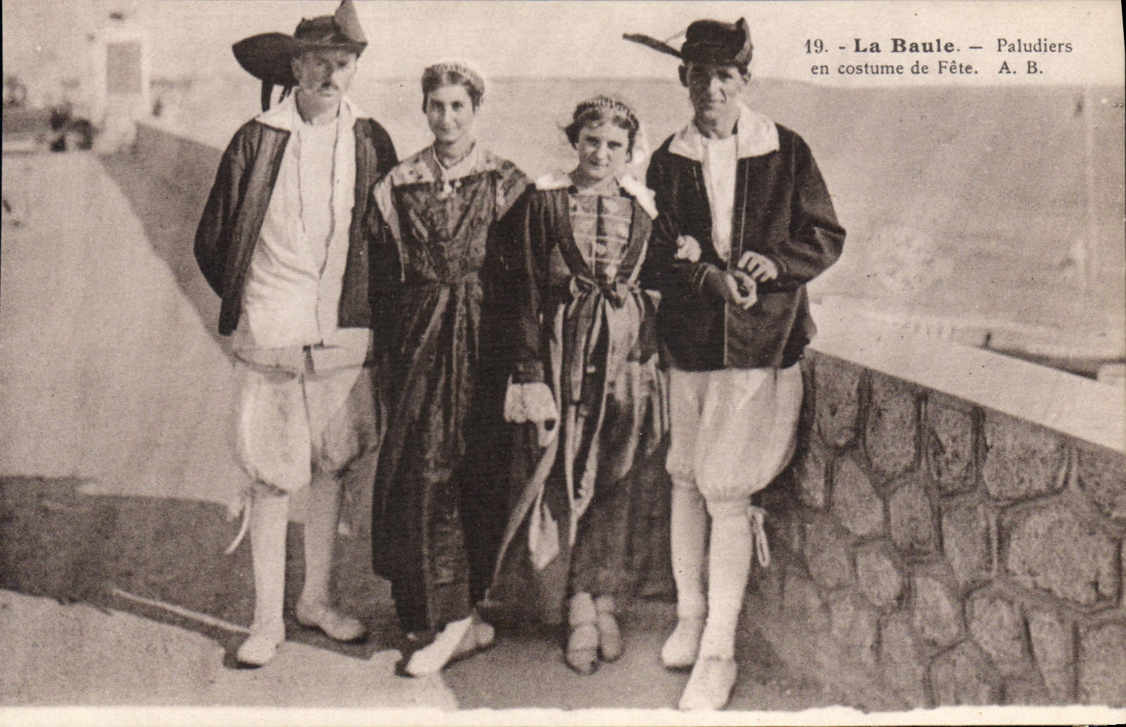 La Baule — Menschen im Festkleid — A. B.