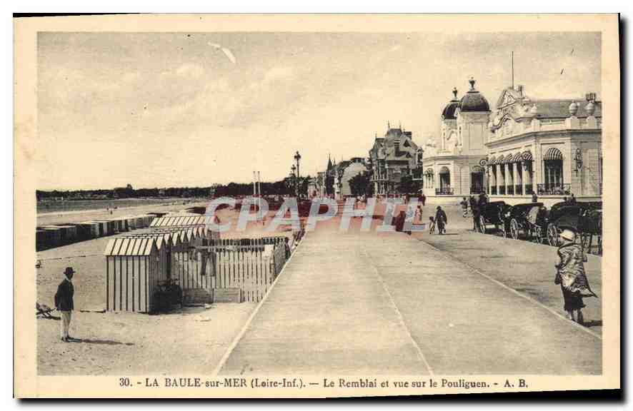 CPA La Baule sur Mer Loire Inf Le Remblai et vue sur le Pouliguen 