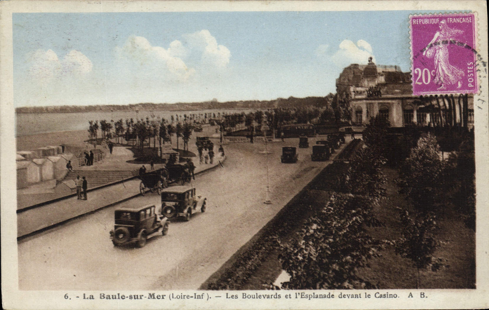 CPA La Baule sur Mer Loire Inf Les Boulevards et L'Esplanade devant le Casino 