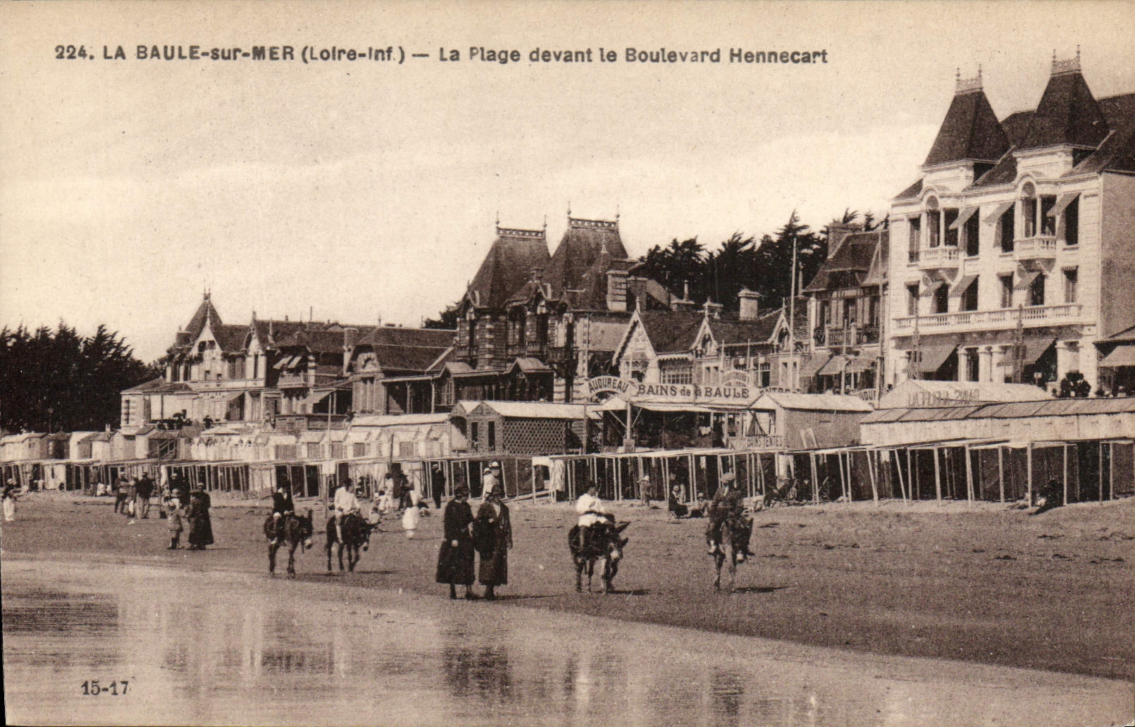 CPA La Baule sur Mer Loire Inf La Plage devant le Boulevard Hennecart 