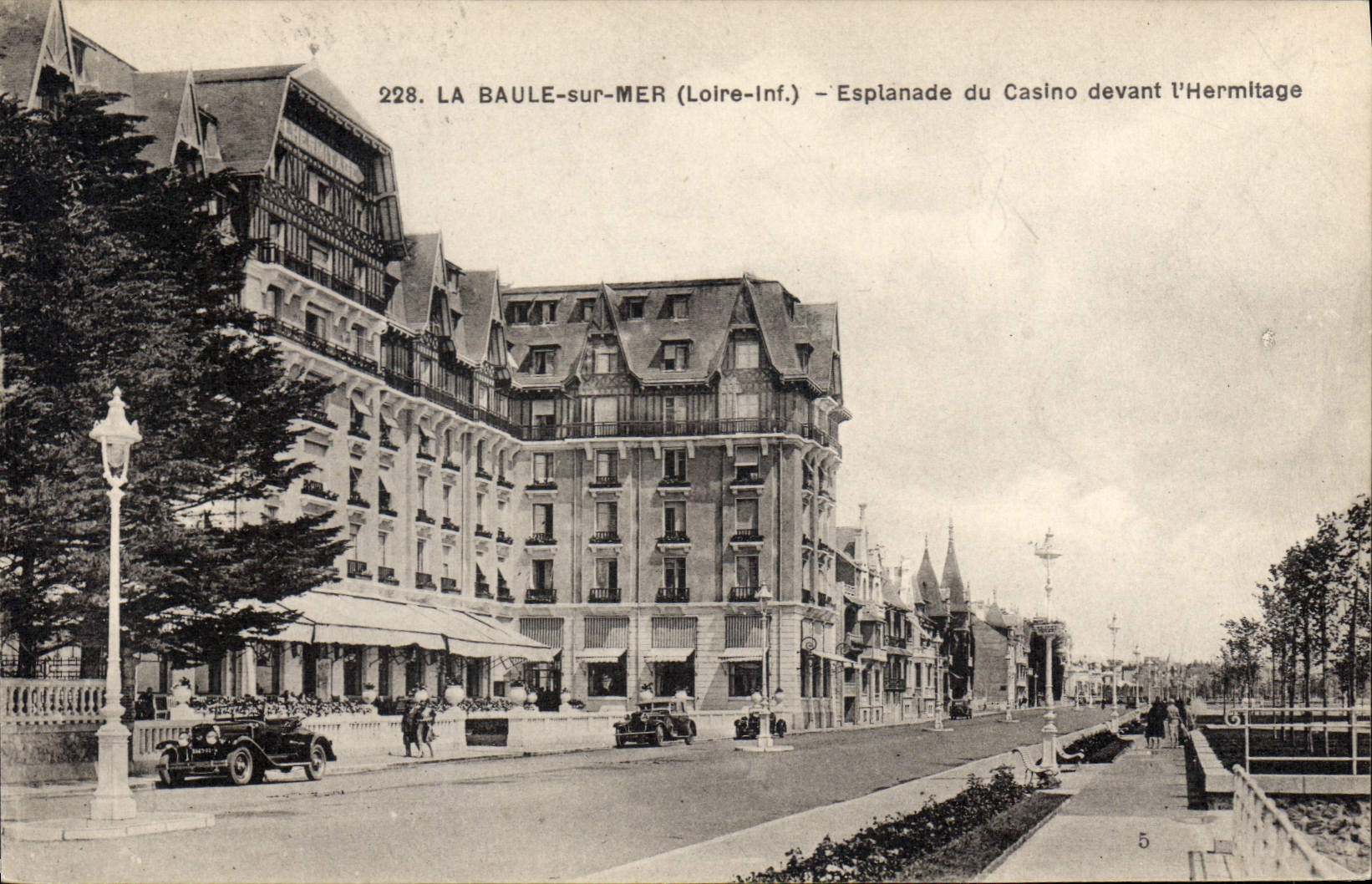CPA La Baule sur Mer Loire Inf Esplanade du Casino devant l'Hermitage 