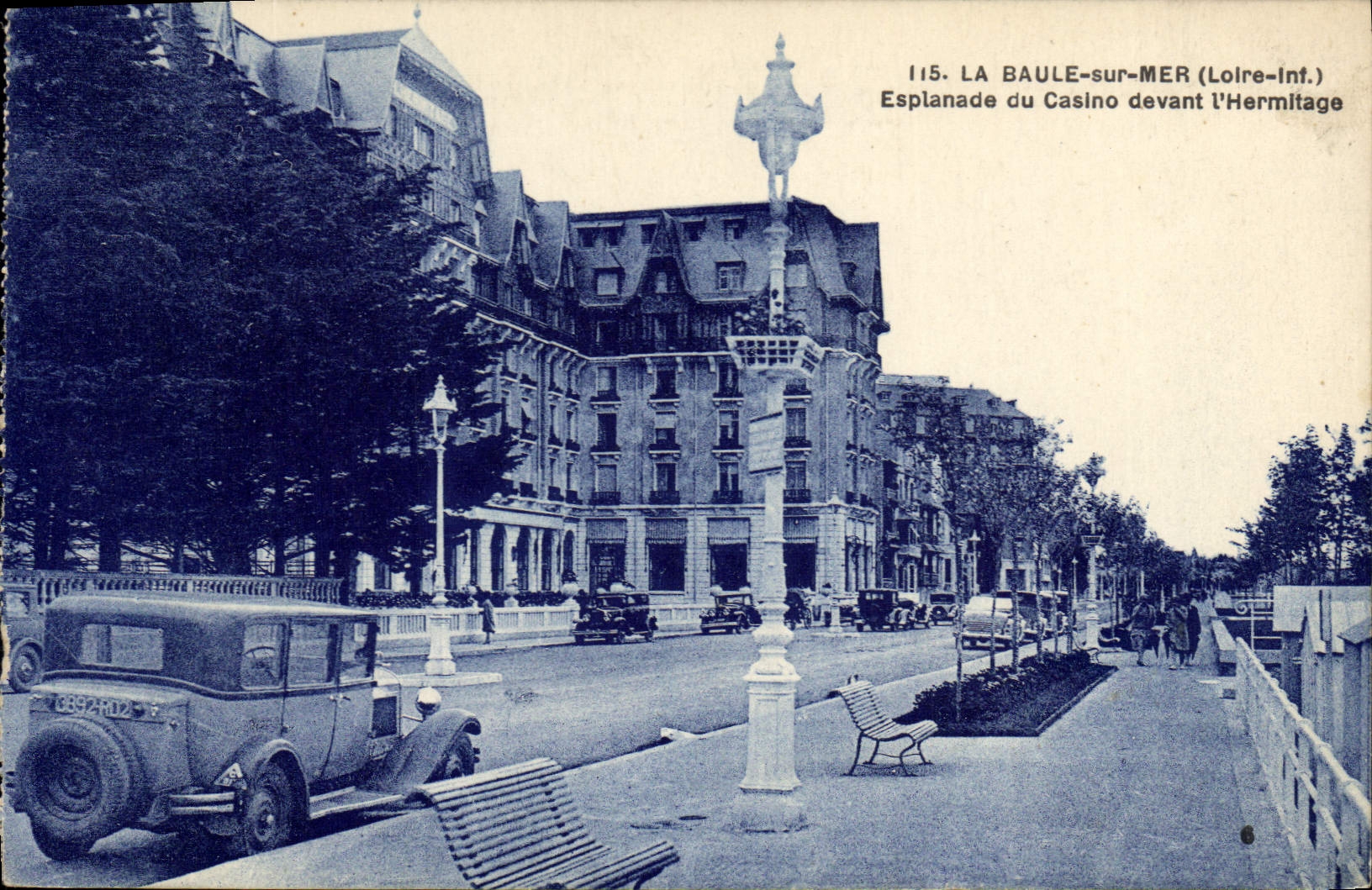 CPA La Baule sur Mer Loire Inf Esplanade du Casino devant l'Hermitage 