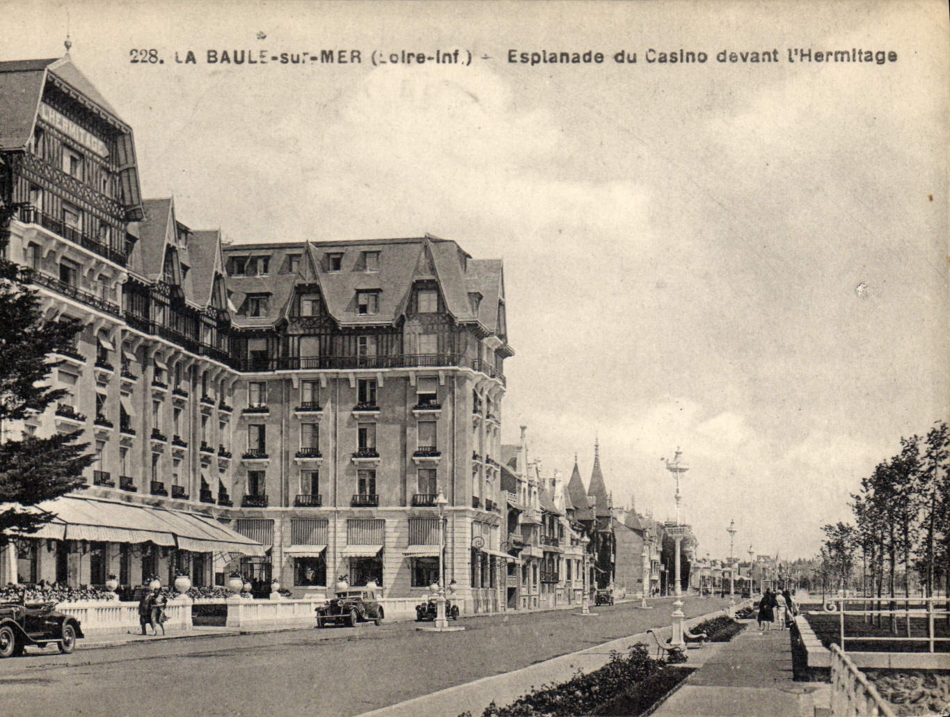 CPA La Baule sur Mer Loire Inf Esplanade du Casino devant l'Hermitage 