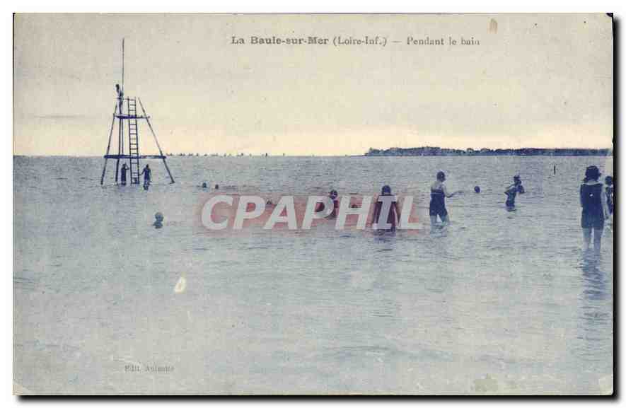 CPA La Baule sur Mer Loire Inf Pendant le bain 