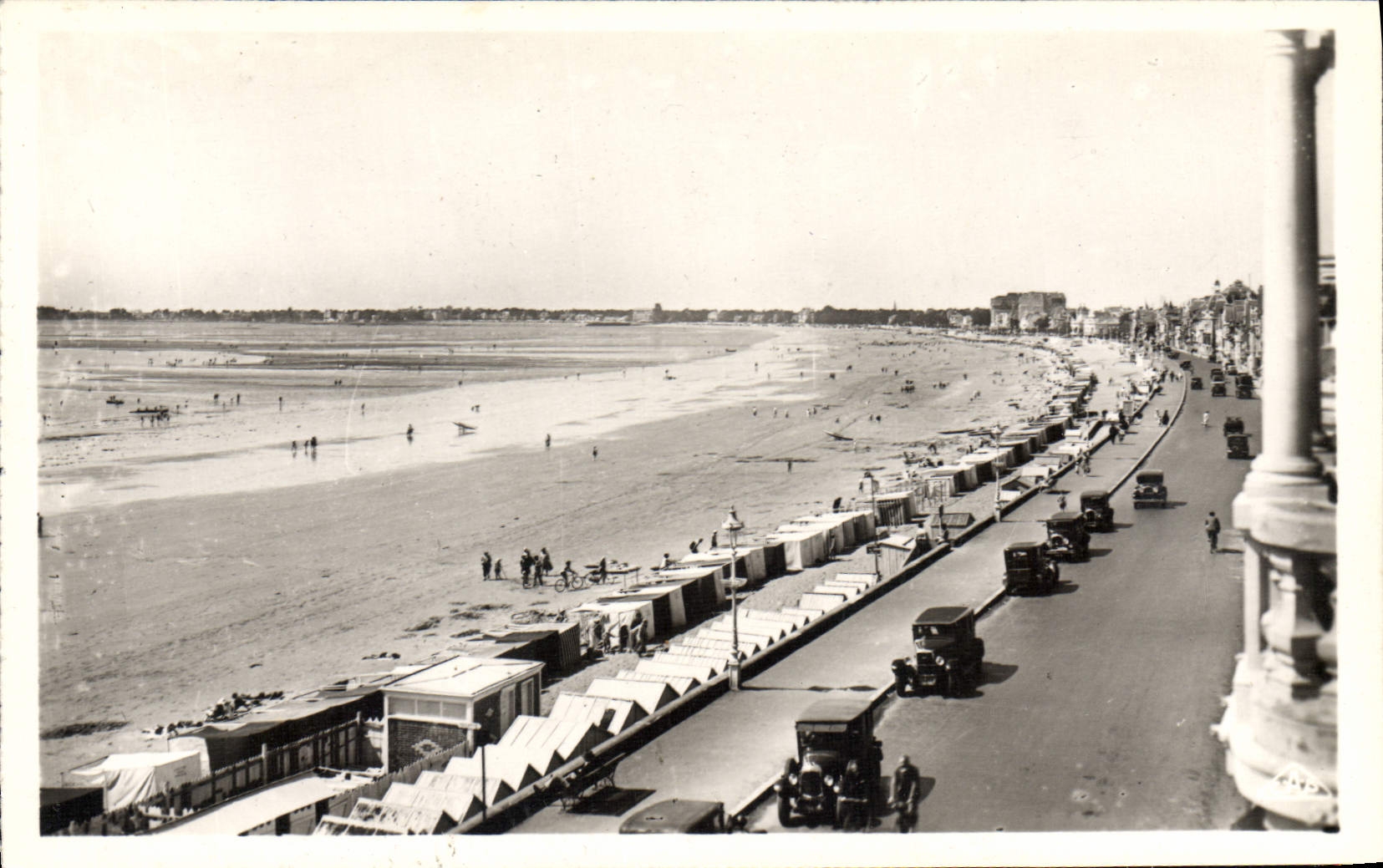 CPA La Baule Vue generale de la Plage vers le Pouliguen 