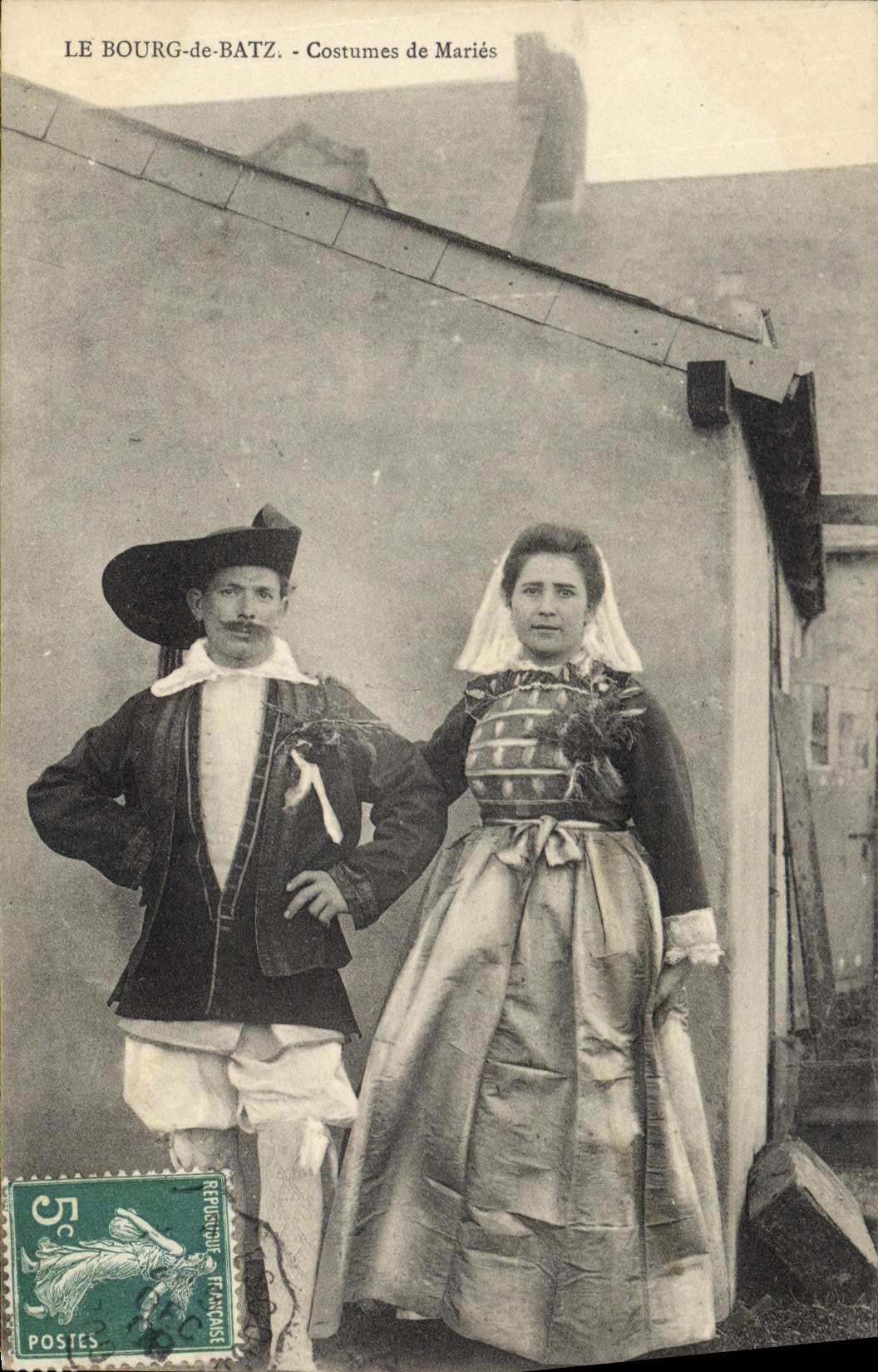 CPA Le Bourg de Batz Costumes de Maries Mariage