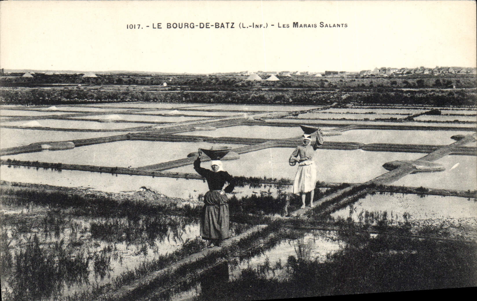 CPA Le Bourg Batz Les Marais Salants 