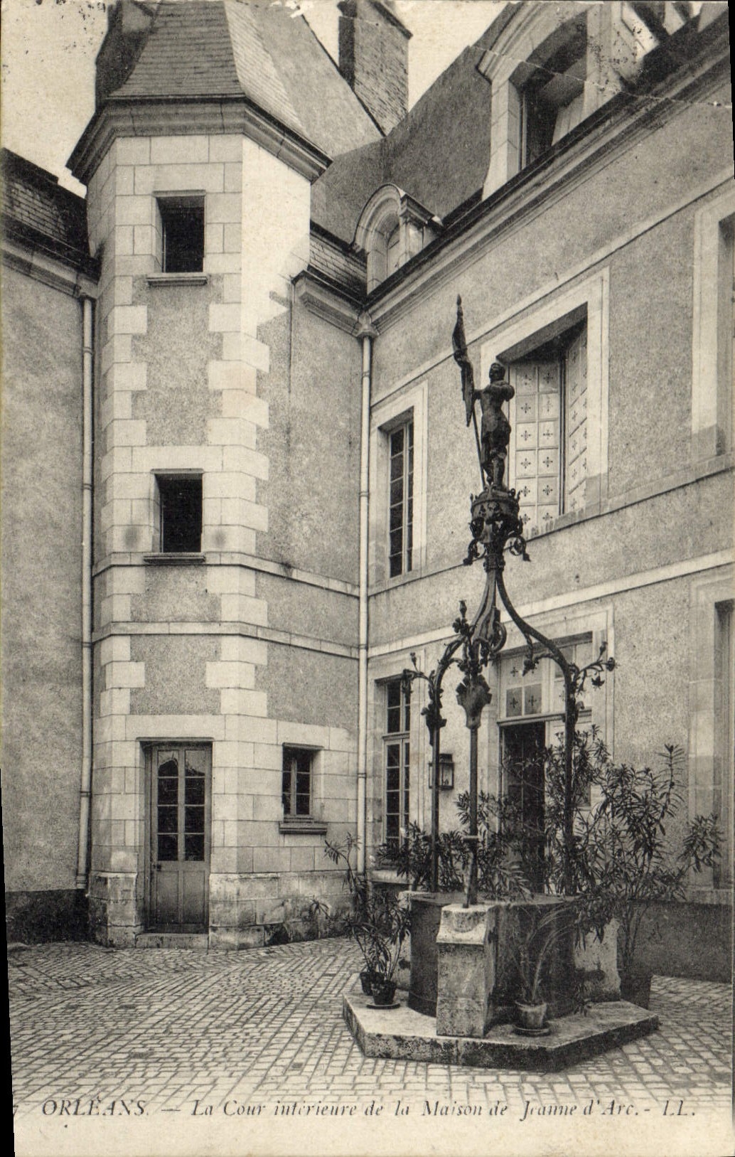 Orléans — La Cour intérieure de la Maison de Jeanne d'Arc — LL.