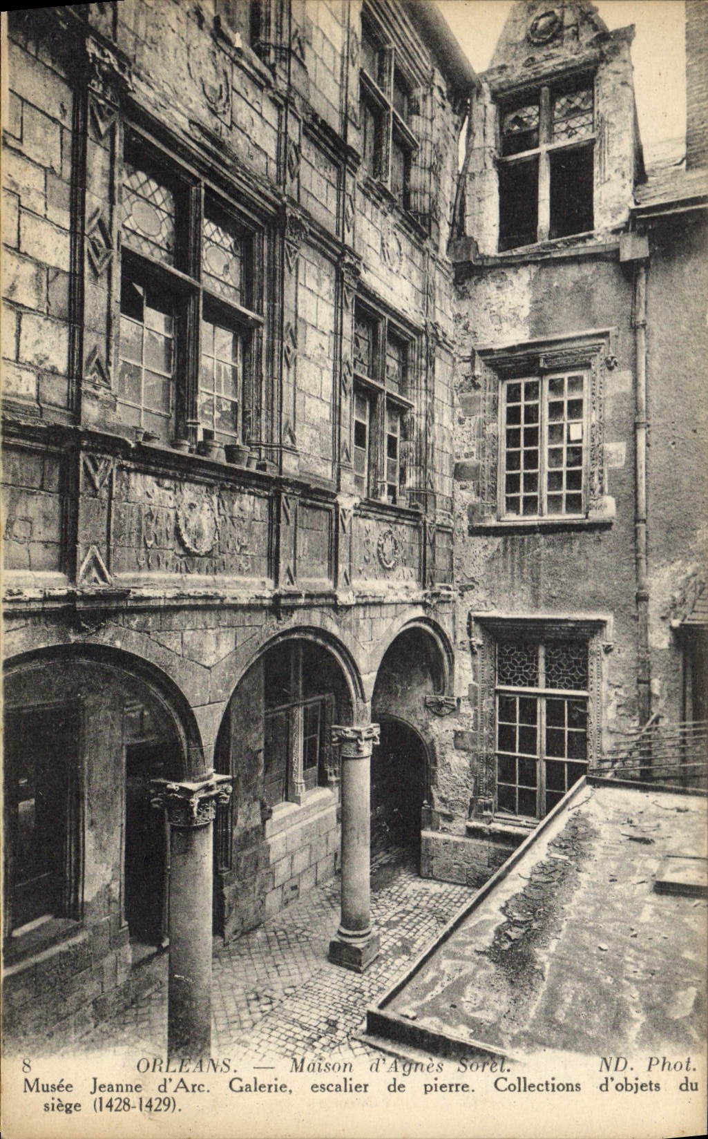 Orléans — Maison d'Agnès Sorel. Galerie, escalier de pierre. Collections d'objets du siège (1428-1429).