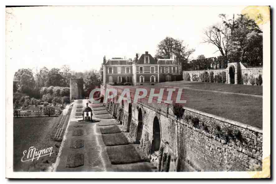 Châtillon-Coligny — Vue d'ensemble du Château et des Trois Terrasses XVIe siècle — E. Mignon