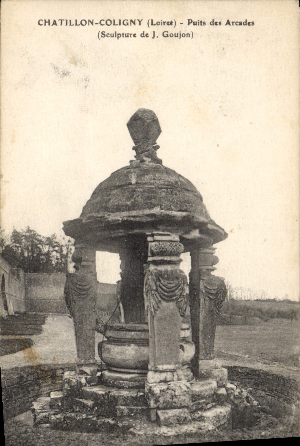 CPA Chatillon Coligny Loiret Puits des Arcades Sculpture de Jean Goujon 