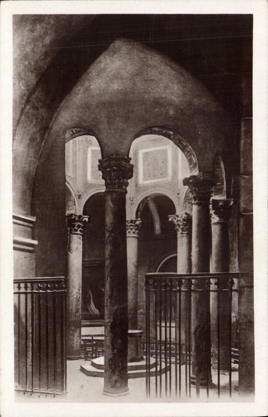 CPA Aix en Provence Cathedrale Saint Sauveur les Baptisteres Ancien Temple d'Apollon 